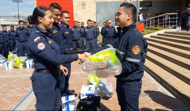 Entrega de uniformes y equipos bomberos Bogotá: Bomberos renuevan equipamiento para la atención de emergencias