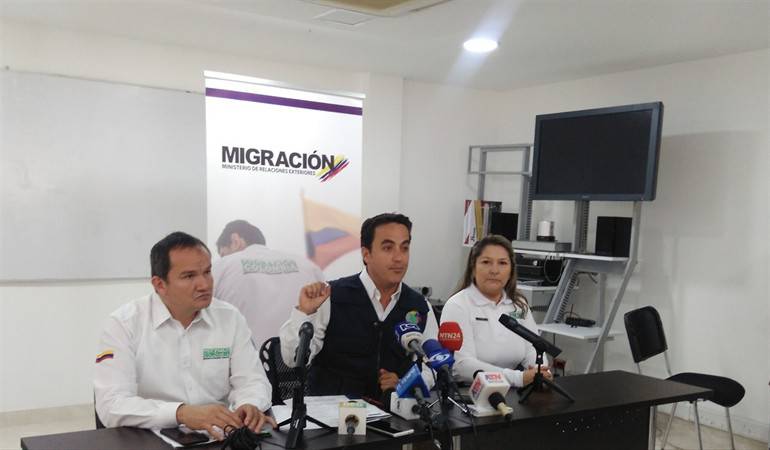 Largas colas se registran en la frontera con Colombia para sellar pasaportes Largas colas se registran en la frontera con Colombia para sellar pasaportes