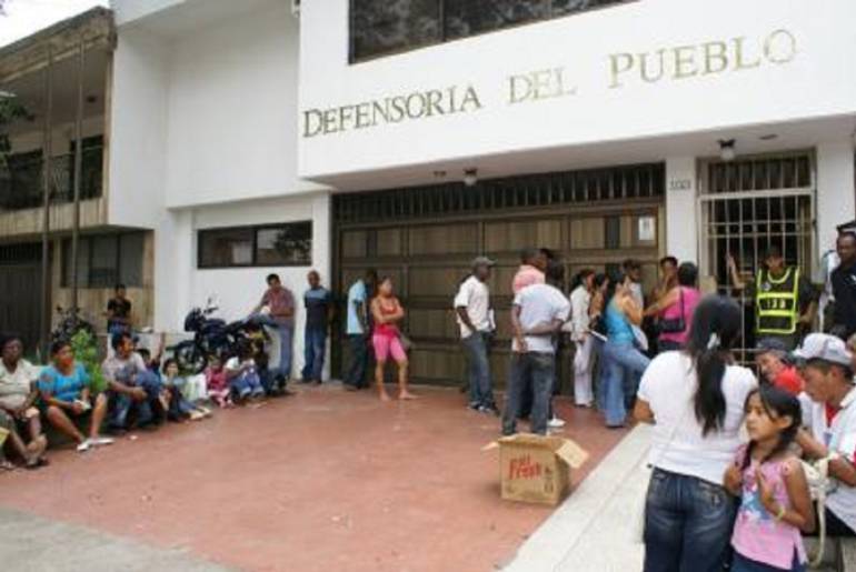 En video: Modelo denunció que policías la incitaron a desnudarse En video: Modelo denunció que policías la incitaron a desnudarse
