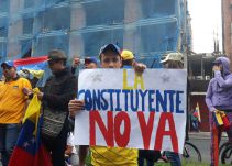 Venezolanos en Bogotá rechazaron proceso constituyente con plantón en la Embajada