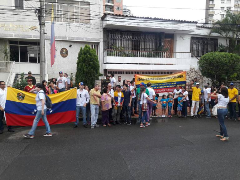 Venezolanos en Bucaramanga realizan plantón frente al consulado por constituyente: Venezolanos en Bucaramanga realizaron plantón frente al consulado por constituyente