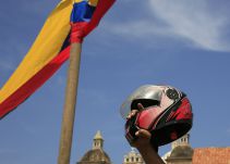 Cascos al aire para rechazar decreto que prohíbe los parrilleros de moto