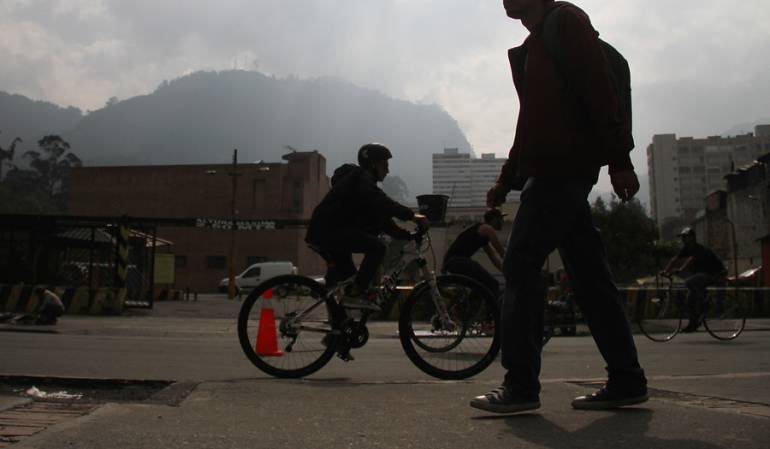andenes bogotá: Denuncian deterioro de andenes que ocasionan accidentes en Bogotá