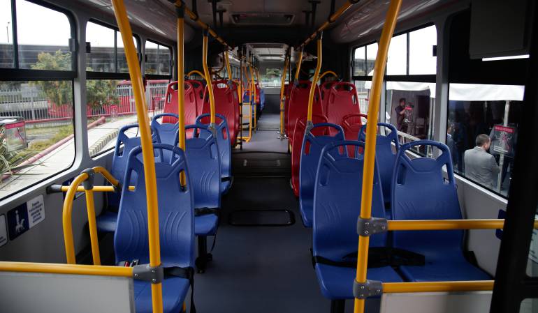 Sillas rojas de Transmilenio: Concejo de Bogotá decidirá si las sillas rojas de Transmilenio, en horas pico, serán solo para mujeres