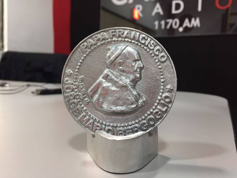 Escultor cartagenero Hernando Pereira elaboró monedas con motivo de Francisco: Escultor cartagenero Hernando Pereira elaboró monedas con motivo de Francisco