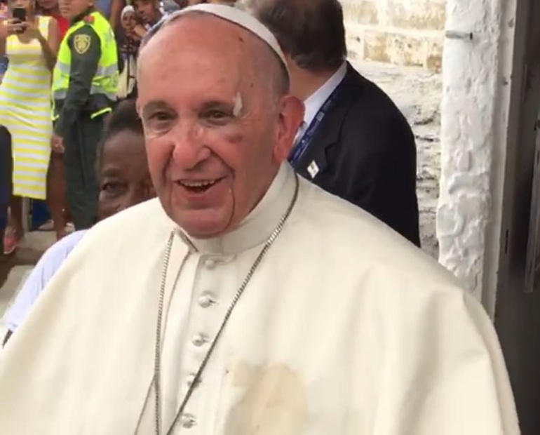Me di una puñada: papa Francisco tras percance en el papamóvil
