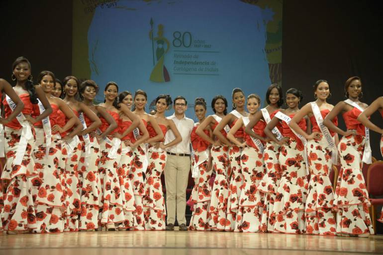 Alcaldía de Cartagena impone bandas a las candidatas al reinado de independencia 2017