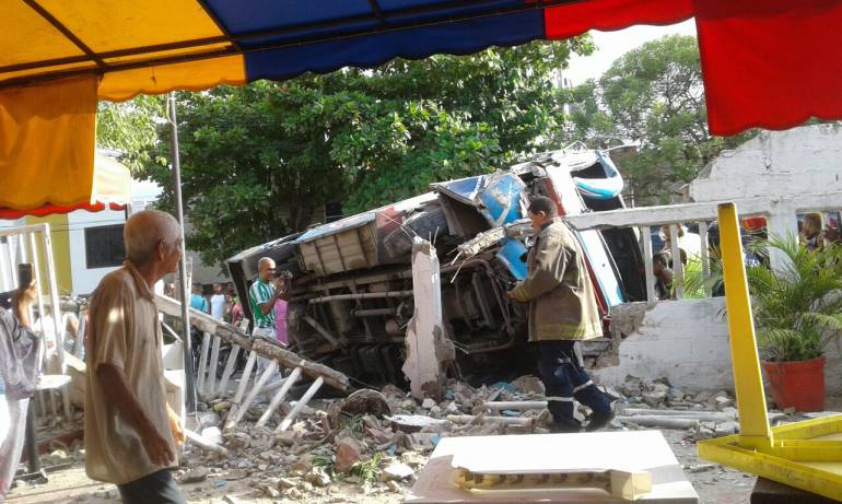 Buseta destruye paredes de urbanización en Cartagena: Buseta destruye paredes de urbanización en Cartagena