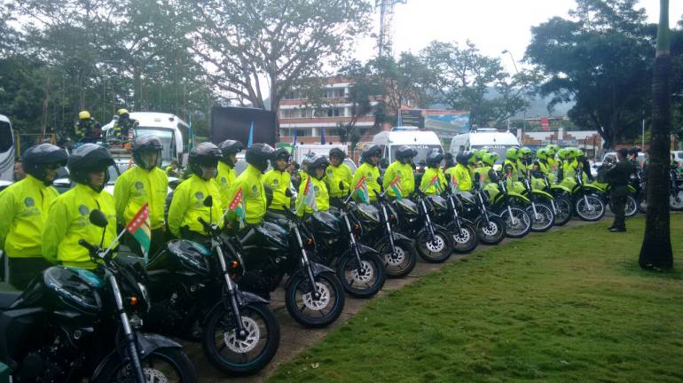 SEGURIDAD, CARROS, VEHICULOS: Con alfombra roja se entregan vehículos para la seguridad de Santander