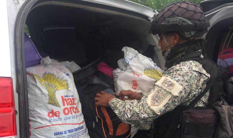 UNP DROGA: Líder comunitario y escolta de la UNP en vehículo con droga