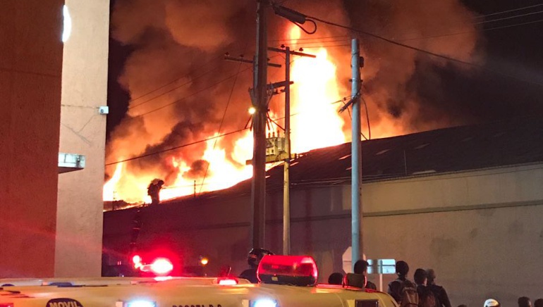 INCENDIO BOGOTÁ: Incendio consume una bodega de reciclaje en el centro de Bogotá