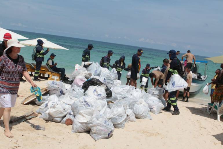 Alcaldía local Uno impulsó jornada de limpieza en Playa Blanca: Alcaldía local Uno impulsó jornada de limpieza en Playa Blanca