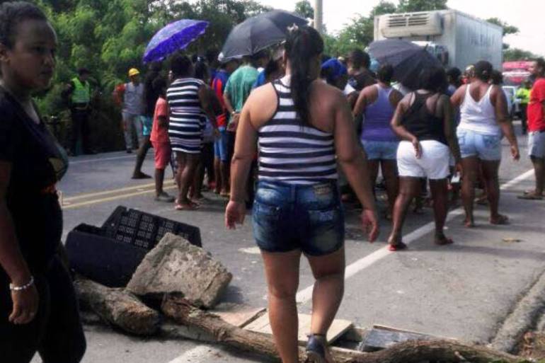 En Cartagena bloquearon vía al Mar para que continúen operativos de búsqueda de un pescador: En Cartagena bloquearon vía al Mar para que continúen operativos de búsqueda de un pescador