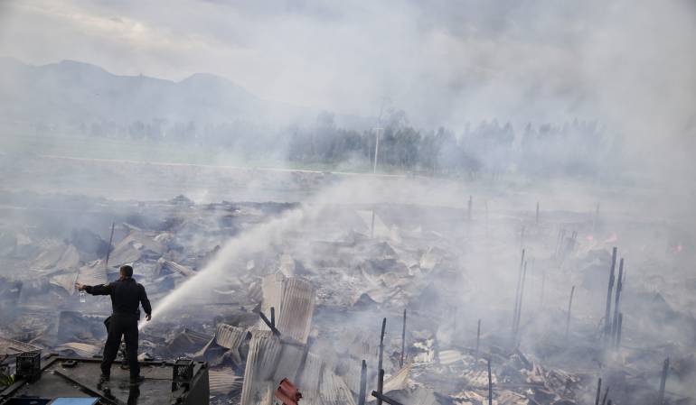 Incendio en Bosa: Bomberos tratan de controlar incendio en Bosa