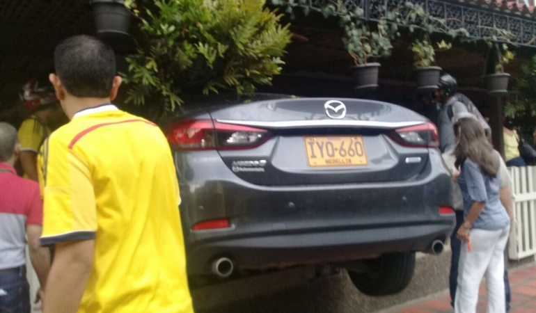 Accidente en Medellín: Conductor queda atrapado al colisionar vehículo contra un restaurante en Medellín