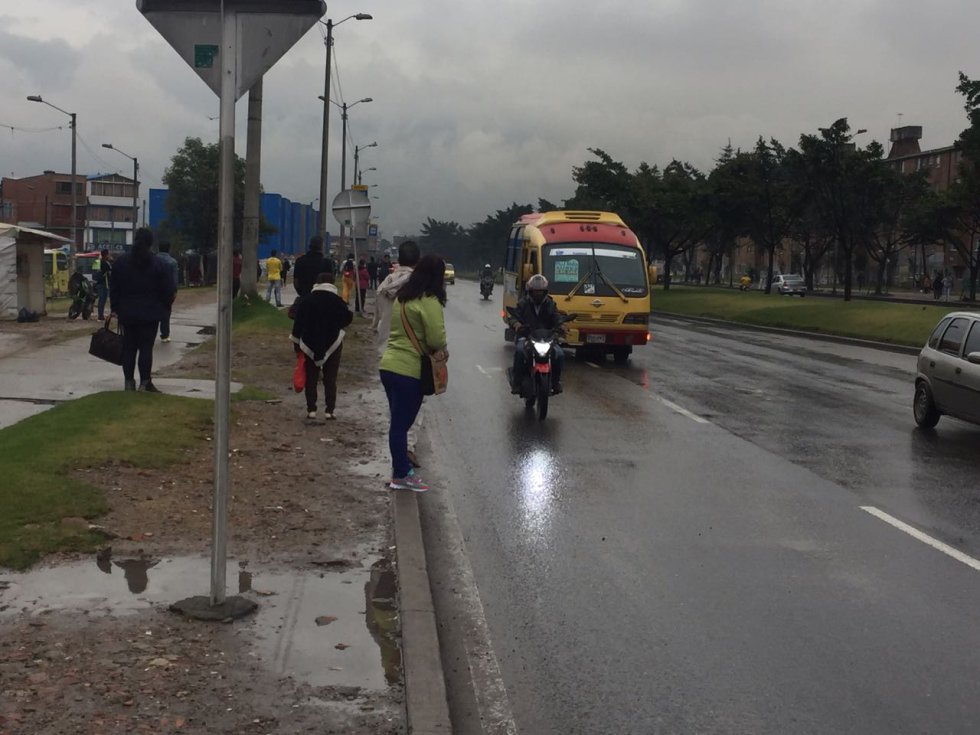Levantan pico y placa para buses tradicionales en Ciudad Bolívar según los primeros reportes que entregan desde la localidad, unos buses zonales están pasando muy llenos y con una baja frecuencia. Levantan pico y placa para buses tradicionales en Ciudad Bolívar según los primeros reportes que entregan desde la localidad, unos buses zonales están pasando muy llenos y con una baja frecuencia.