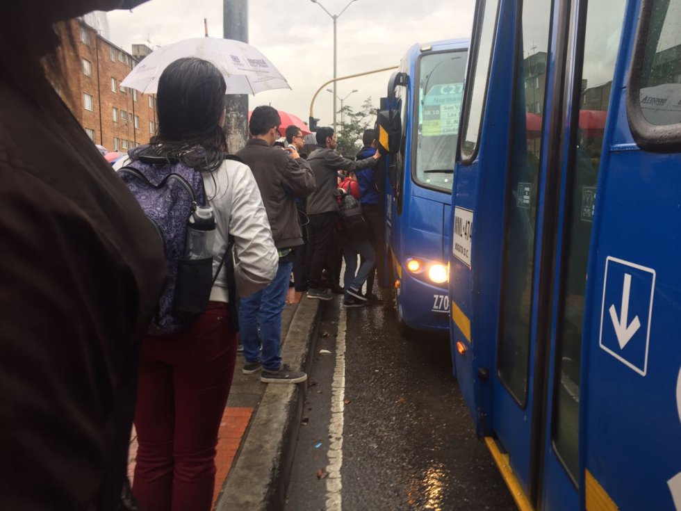 "No podemos poner en riesgo en peligro la seguridad de los ciudadanos, pero adicionalmente una eventualidad sería pagada por los bogotanos. No se puede prestar el servicio con pólizas", Alexandra Rojas gerente de Transmilenio. "No podemos poner en riesgo en peligro la seguridad de los ciudadanos, pero adicionalmente una eventualidad sería pagada por los bogotanos. No se puede prestar el servicio con pólizas", Alexandra Rojas gerente de Transmilenio.