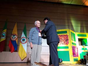 reconocimiento al maestro Carlos Botero Herrera autor de la canción Campesina Quindiana.