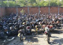 Tránsito inició chatarrización de vehículos abandonados en los patios