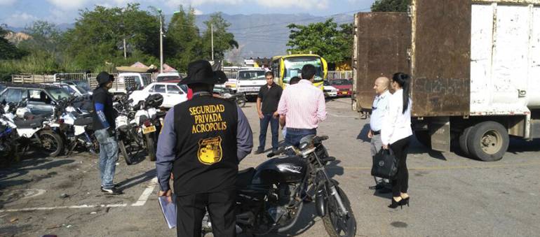 Tránsito inició chatarrización de vehículos abandonados en los patios BUCARAMANGA CARROS MOTOS PATIOS: Tránsito inició chatarrización de vehículos abandonados en los patios