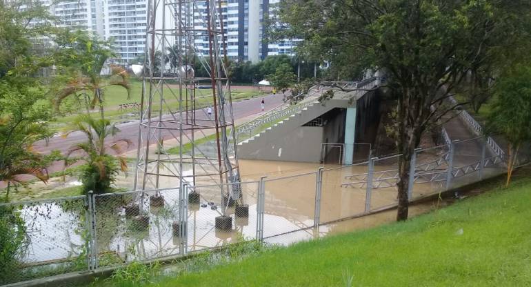 Inundada parte norte del estadio de atletismo de Bucaramanga tras lluvias: Fuerte aguacero inundó una parte del estadio de atletismo de Bucaramanga