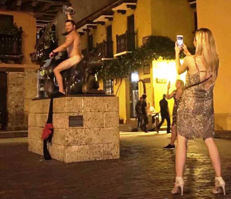Indignación por turista desnudo que se subió a 'La Gorda' de Botero en Cartagena: Indignación por turista desnudo que se subió a 'La Gorda' de Botero en Cartagena