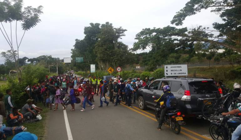 Indígenas liberaron a 17 policías retenidos Indígenas liberaron a 17 policías retenidos