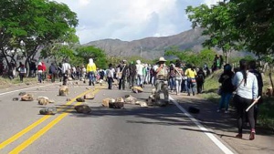 Bloqueo de vías en Huila: En Huila, indígenas bloquean la vía nacional Bloqueo de vías en Huila: En Huila, indígenas bloquean la vía nacional