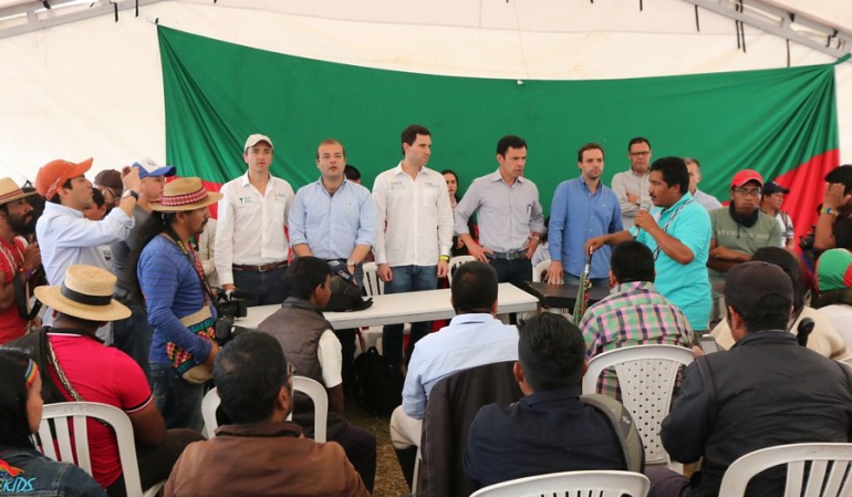 El Gobierno y los indígenas en mesa de diálogo.