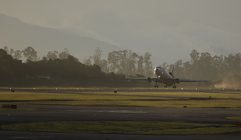 Restringen temporalmente una pista de aeropuerto de Bogotá por falla de luces