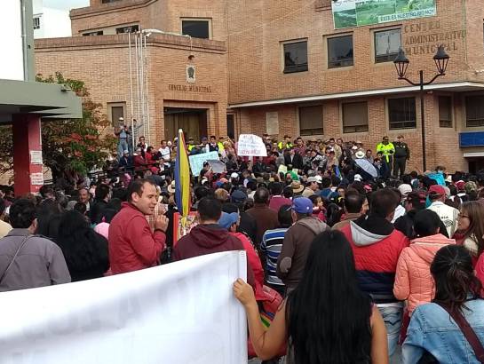 Aumentan las protestas en Chiquinquirá por falta de agua para más de 70.000 personas: Aumentan las protestas en Chiquinquirá por falta de agua para más de 70.000 personas Aumentan las protestas en Chiquinquirá por falta de agua para más de 70.000 personas: Aumentan las protestas en Chiquinquirá por falta de agua para más de 70.000 personas