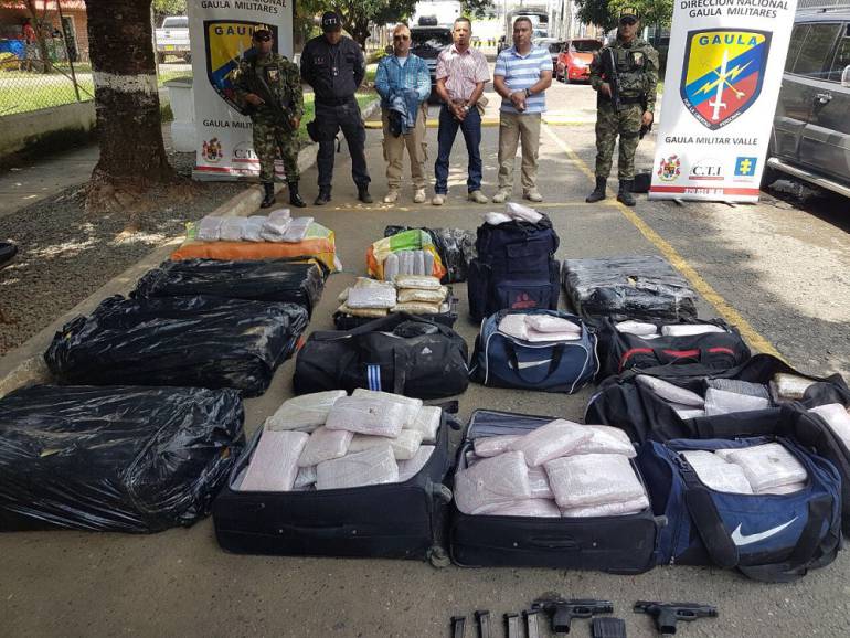 Capturan tres agentes de la UNP que transportaban 35 sacos de marihuana Capturan tres agentes de la UNP que transportaban 35 sacos de marihuana