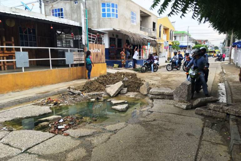 Comunidad en el sur de Cartagena levantó placas deterioradas para que se las reparen: Comunidad en el sur de Cartagena levantó placas deterioradas para que se las reparen
