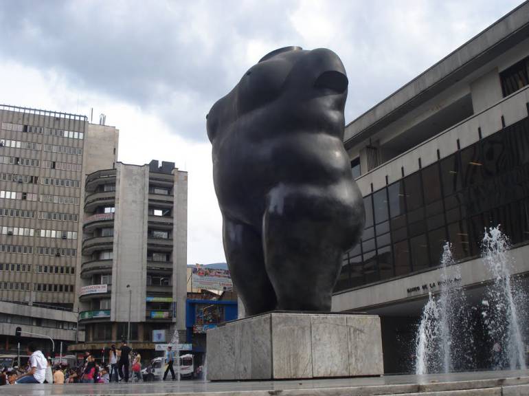 Comerciantes y Policía limpiaron el Parque Berrío, centro de Medellín