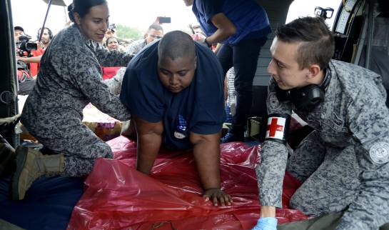 Traslado de un hombre con obesidad desde Nariño hasta Cali en helicoptero: Hombre que pesa 400 kilos fue llevado en helicóptero para atención médica Traslado de un hombre con obesidad desde Nariño hasta Cali en helicoptero: Hombre que pesa 400 kilos fue llevado en helicóptero para atención médica