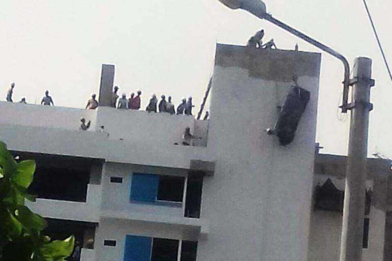 Obreros se salvan de caer de un andamio en un edificio en el norte de Cartagena: Obreros se salvan de caer de un andamio en un edificio en el norte de Cartagena