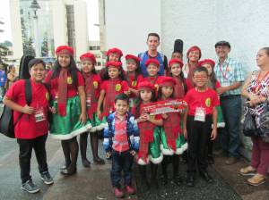 Los niños de Semillas de Paz en la entrega del premio y el reconocimiento Los niños de Semillas de Paz en la entrega del premio y el reconocimiento
