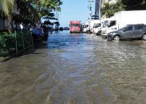 Críticas inundaciones en zona turística por cuenta del mar de leva en Cartagena