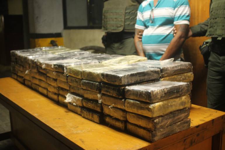 Policía de Cartagena incautó 104 kilos de cocaína en un taller de mecánica: Policía de Cartagena incautó 104 kilos de cocaína en un taller de mecánica