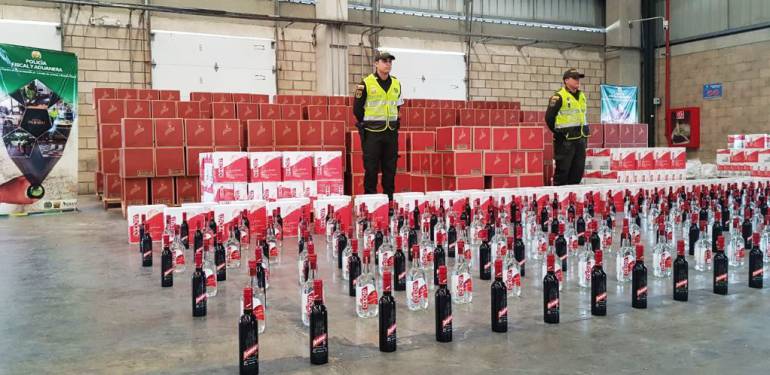 Policía fiscal aduanera y Dian de Cartagena aprehenden un contenedor con 8.442 litros de licor: Policía fiscal aduanera y Dian de Cartagena aprehenden un contenedor con 8.442 litros de licor