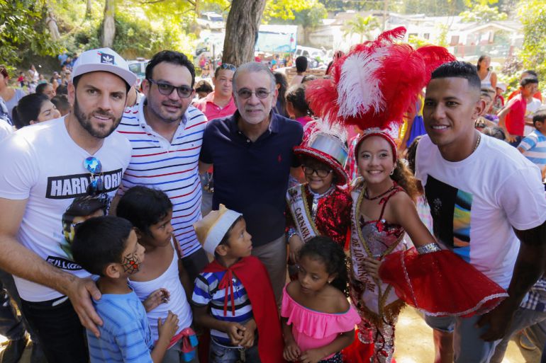 <Jugadores del Junior entregaron regalos a niños pobres del Atlántico: Jugadores del Junior entregaron regalos a niños pobres del Atlántico