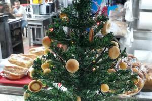 En Armenia hay un Arbolito navideño adornado con productos de panadería En Armenia hay un Arbolito navideño adornado con productos de panadería