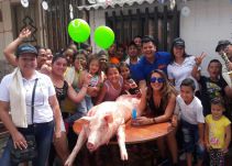 El sacrificio de cerdos en sitios públicos está prohibido, a pesar de que es la carne y cena navideñas más tradicional