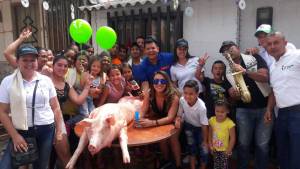 La emisora hermana de Caracol Radio, Tropicana entregó 50 marranos a las cuadras ganadoras. La emisora hermana de Caracol Radio, Tropicana entregó 50 marranos a las cuadras ganadoras.