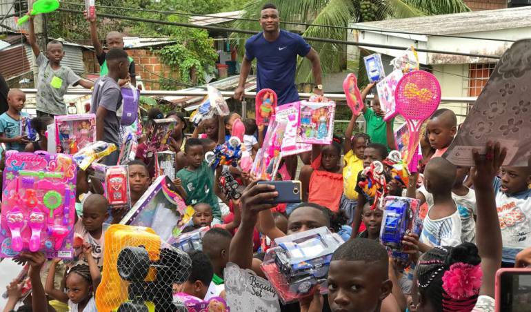 John Andrés Córdoba Istmina: John Andrés Córdoba entrega juguetes y regalos a niños de Istmina