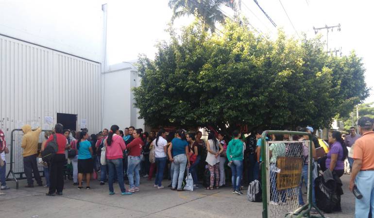 Venezolanos solicitando documentos