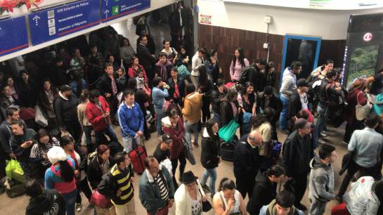 Largas filas de viajeros para conseguir pasaje en la Terminal de Bogotá Largas filas de viajeros para conseguir pasaje en la Terminal de Bogotá