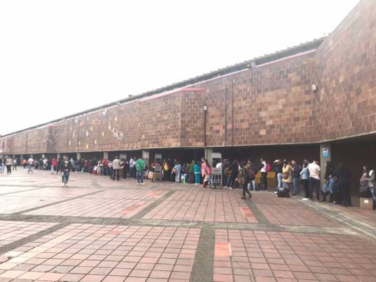 Largas filas de viajeros para conseguir pasaje en la Terminal de Bogotá Largas filas de viajeros para conseguir pasaje en la Terminal de Bogotá