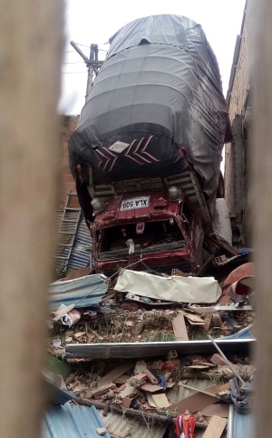 Camión perdió los frenos y se chocó contra casa en Soacha: Una persona herida por camión que chocó contra vivienda en Soacha Camión perdió los frenos y se chocó contra casa en Soacha: Una persona herida por camión que chocó contra vivienda en Soacha