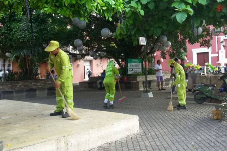 Aumentan brigadas de aseo en plazas del centro histórico de Cartagena: Aumentan brigadas de aseo en plazas del centro histórico de Cartagena